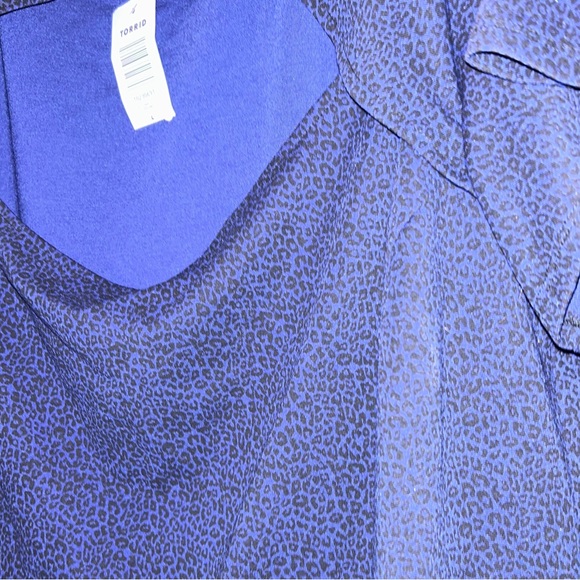 NWT Torrid Midnight Blue Leopard Print Blouse, 4X - Picture 4 of 6